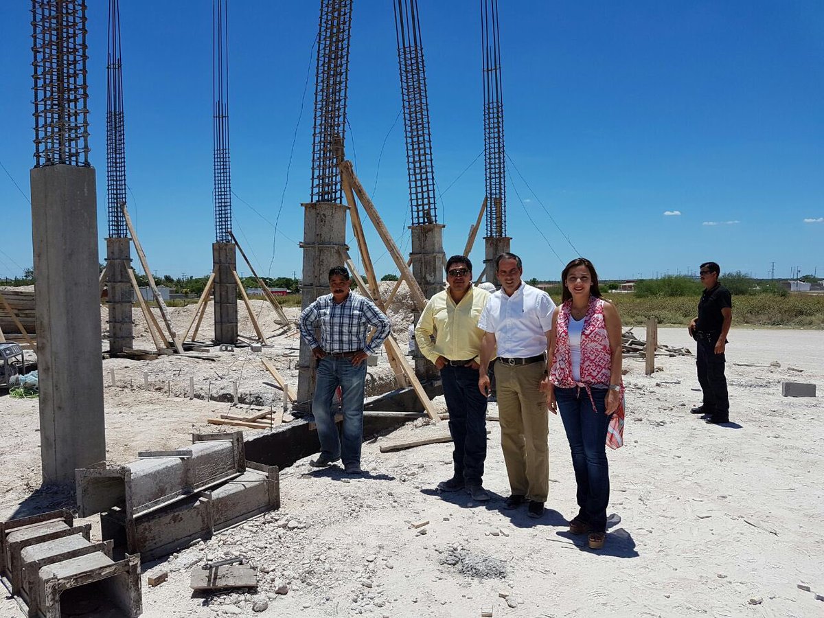 PURONJOHNSTON's tweet image. Buenos días #PiedrasNegras en #Acoros construimos la 1er preparatoria del sector. Gracias @EPN @rubenmoreiravdz 👍