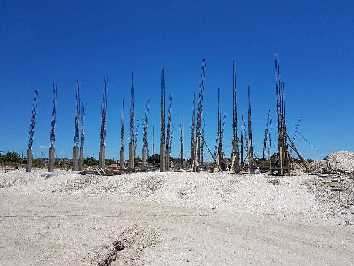 PURONJOHNSTON's tweet image. Buenos días #PiedrasNegras en #Acoros construimos la 1er preparatoria del sector. Gracias @EPN @rubenmoreiravdz 👍