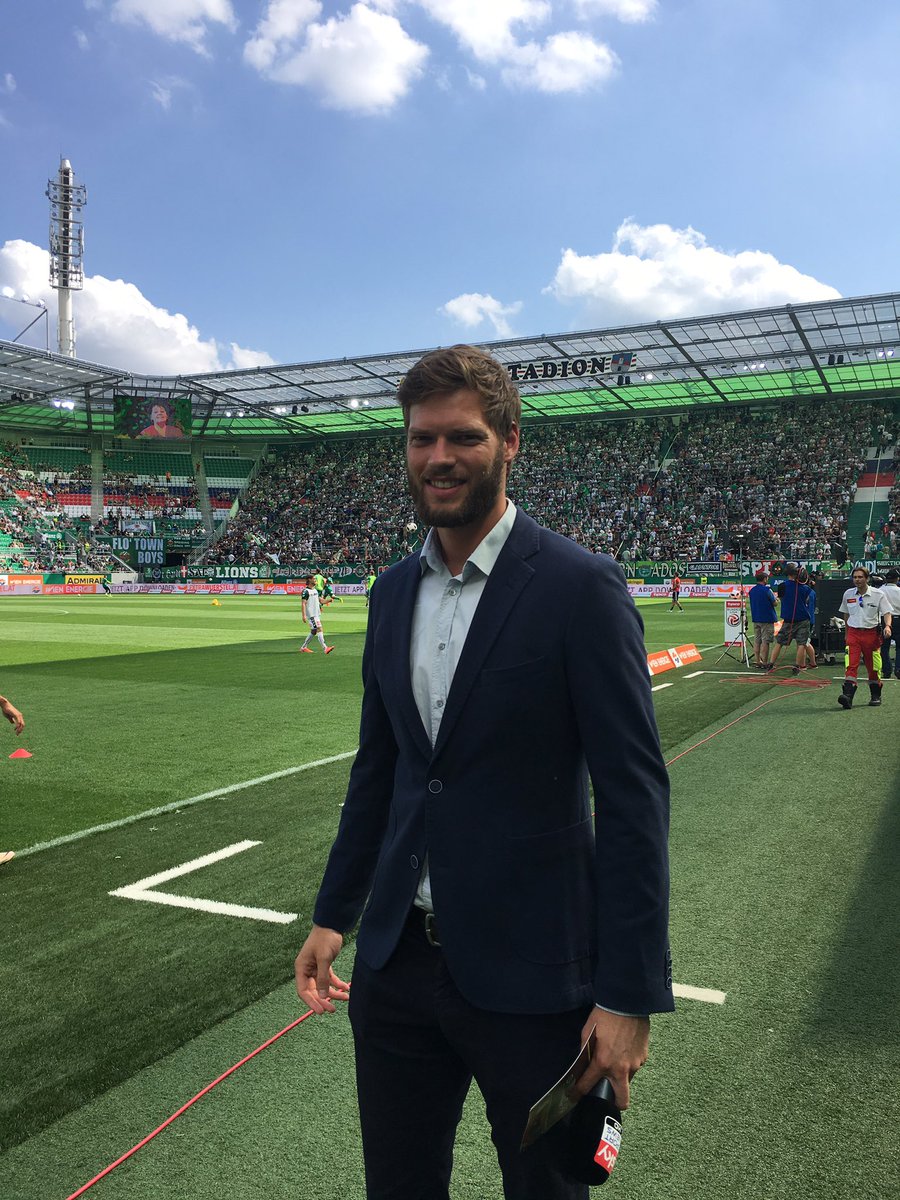 SkySportAustria's tweet photo. .@Sky_Johannes meldet sich jetzt gleich auf https://t.co/IYH6wngwA8 #SCRSCR #SkyBuliAT https://t.co/gF8Yl0mfUa