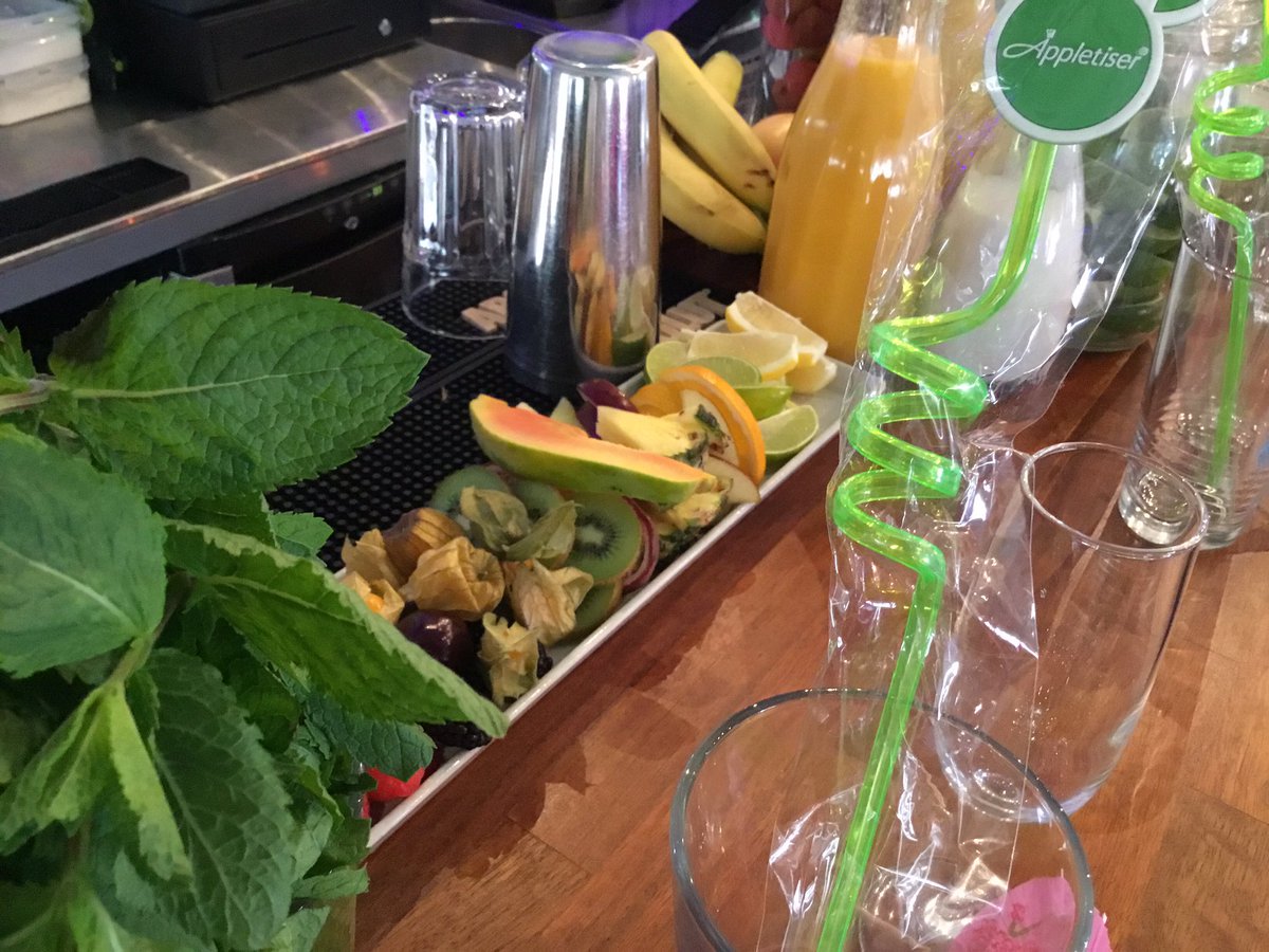 bartwentyfive's tweet photo. @AppletiserUK preparing for a tropical fruit #cocktail class today! #CafeVinCinq #BarTwentyFive https://t.co/piC6Gob3TJ