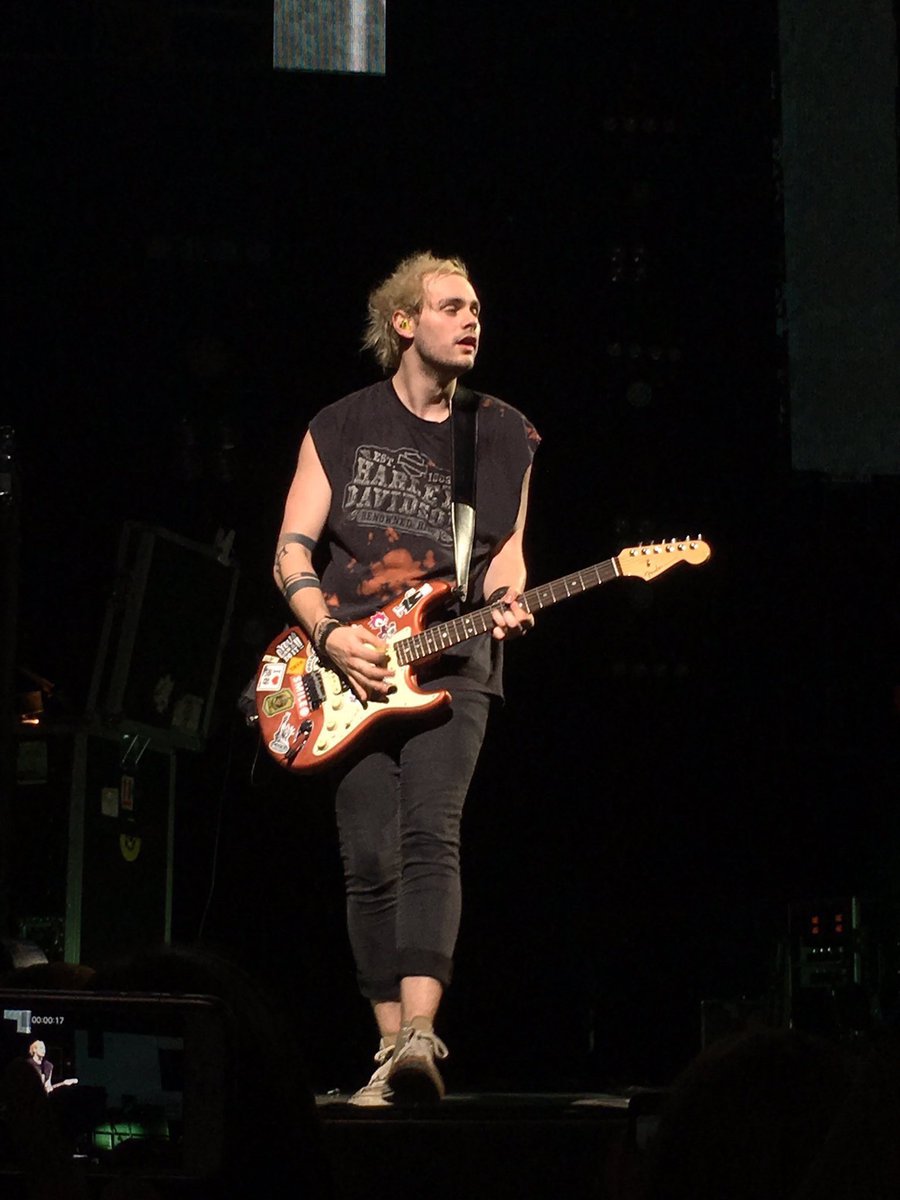 arisweeetener's tweet photo. am rlly liking the cuffed pants mikey @Michael5SOS https://t.co/qOAko8IySC