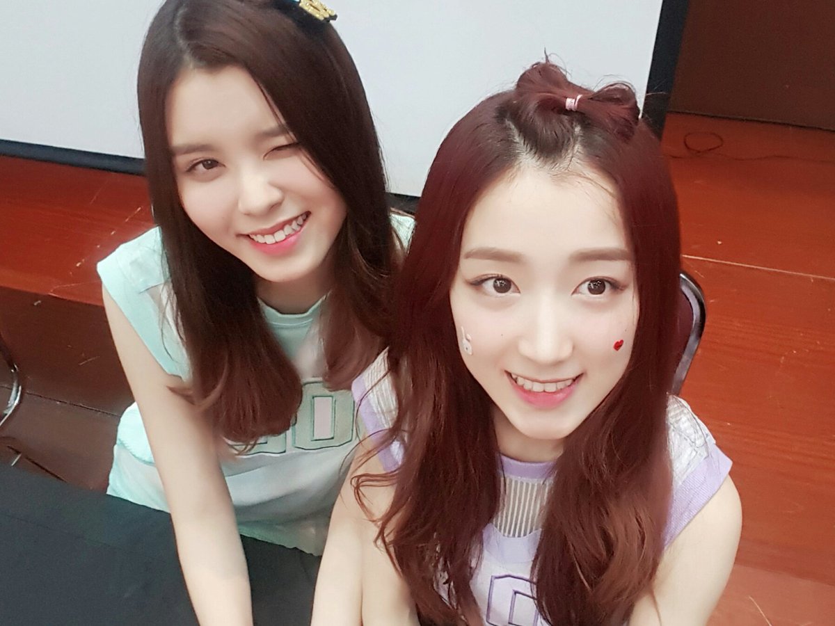 gu9udan's tweet photo. [#하나] 더운날씨에도 먼길 와주시고 구구단 오래 기다려주신 팬분들 정말 고마워요♡ 우리 걱정 많이하는데.. 여러분이 더 걱정되니까 밥 꼬옥 챙겨드세요! 하루하루 보람찰수있게 해줘서 또 고맙고 사랑해요❤ https://t.co/Bkf9JFLwZT