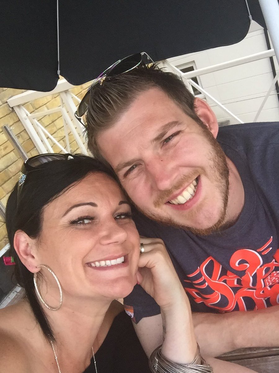 MEXICOBABE's tweet photo. Listening from Kingston riverside #essexbees #futureguests #beesplayer @MarkBurridge1 @Des30mascot #beesandbeer 😊 https://t.co/L3IHKbXzof