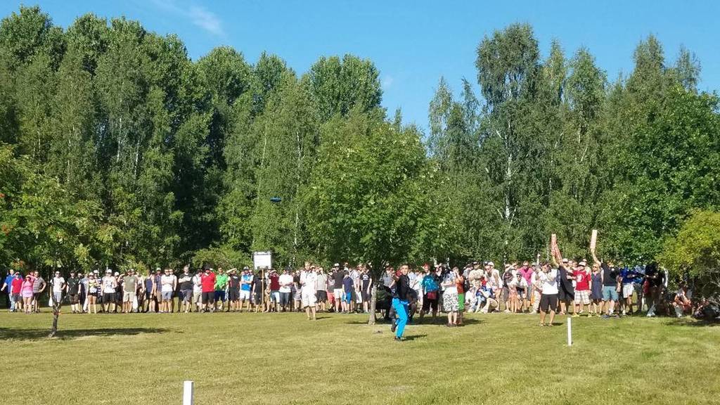 pdgalive's tweet photo. Paul McBeth nearly hits a 100 foot jump for putt for birdie on Hole 13. #MastersDiscGolf #… https://t.co/W8gBTN53Kc https://t.co/UkkxMoY8WJ