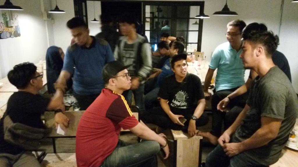 jam segini masih betah... bakalan sampe pagi nih kayaknya klo sama mbah <a href="/WebmasterID/">DM</a>