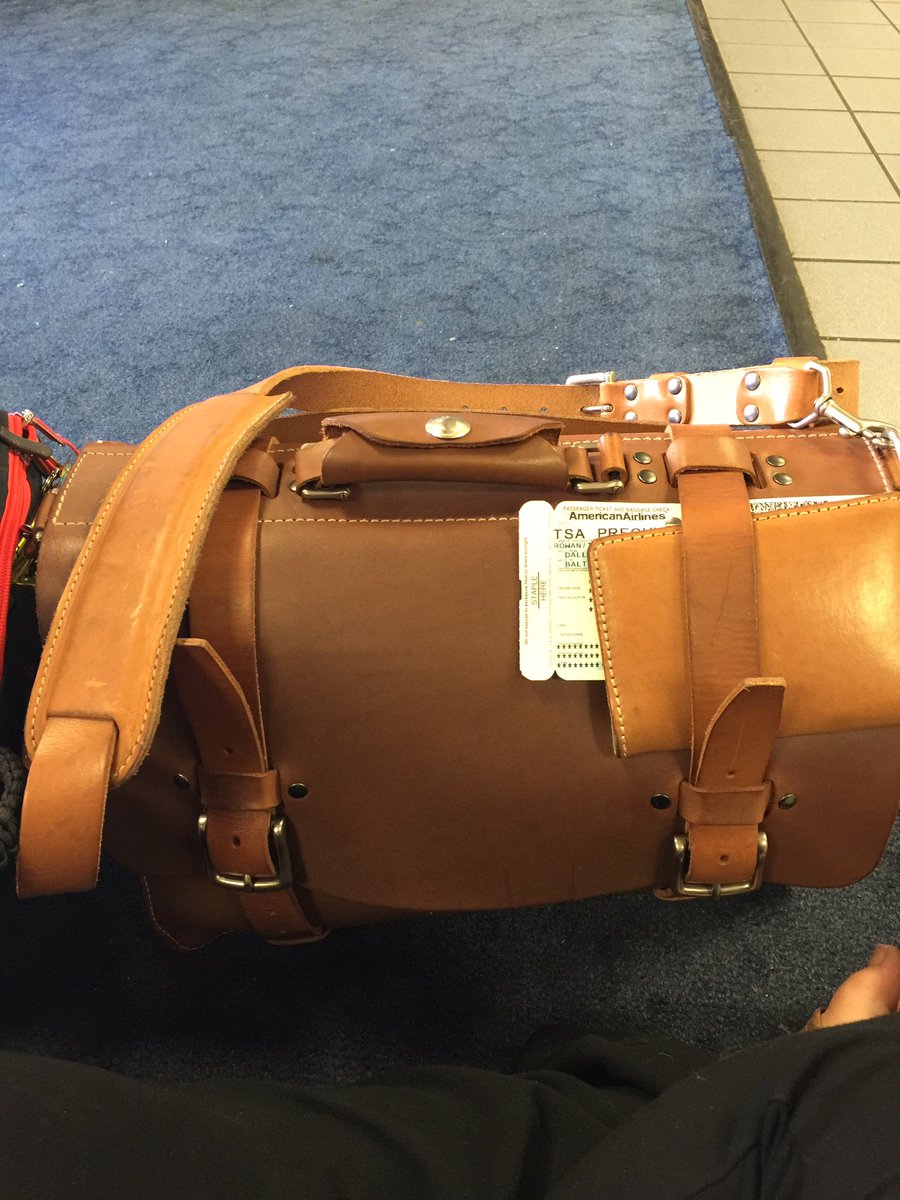 rowzar's tweet image. Back on the mainland &amp;amp; waiting to go home. &amp;lt;3 my @kendalhyde products. #worldtraveler #motherfatherdeaf