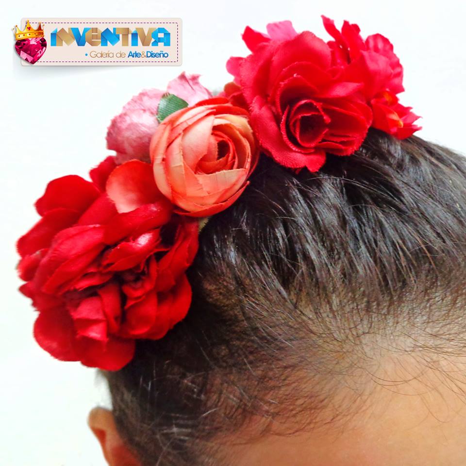Un tocado de flores es perfecto para un evento de día #InventivaTip Compras 👉 galeriainventiva.com