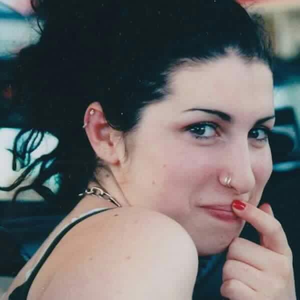 BigodeDaAvril's tweet photo. 5 anos desde da morte dessa artista maravilhosa que me inspira cada dia mais #amy5years https://t.co/JSsltnX3L6