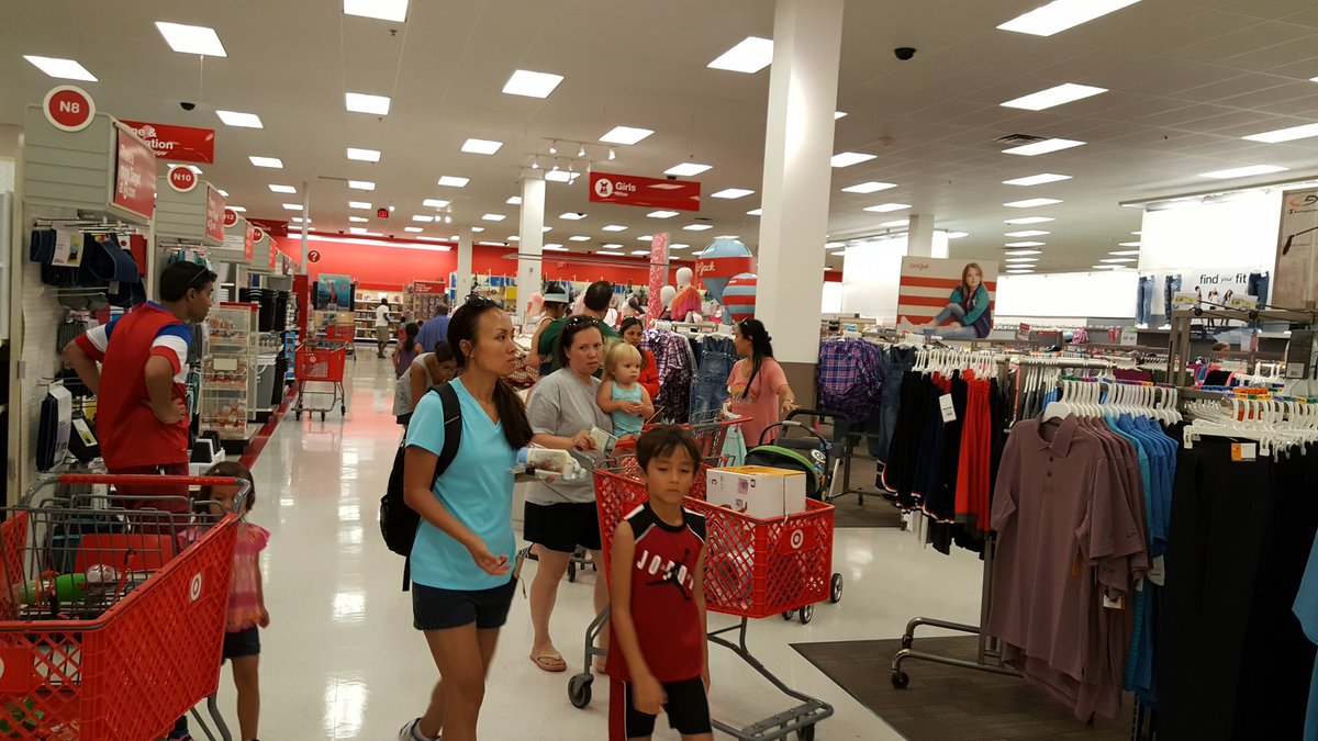 yendoukoi23's tweet image. Cat&amp;amp;Jack in full effect! Having a great time with our guests 😊#shoptarget @1TylerKoontz @ColonJosian @LydiaDiazTGT