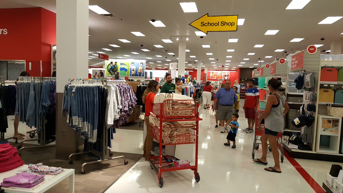 yendoukoi23's tweet image. Cat&amp;amp;Jack in full effect! Having a great time with our guests 😊#shoptarget @1TylerKoontz @ColonJosian @LydiaDiazTGT