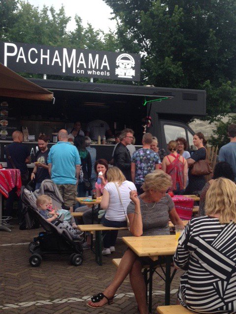 Clipperfestival's tweet photo. Gezellige sfeer hier @Clipperfestival! De foodtrucks van @Rrrollend zijn vanavond tot 23.00 uur open.  #CRFW https://t.co/1XntVJRdwm