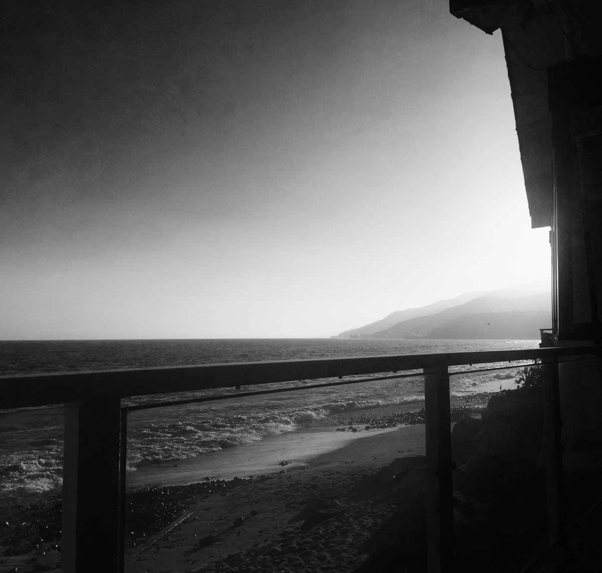 csmack_author's tweet photo. #amwriting in cool ocean breezes.
#writerslife
#SimoneSearching the sea and finding #inspiration
#beachbum for a bit https://t.co/KjzlNHNXus