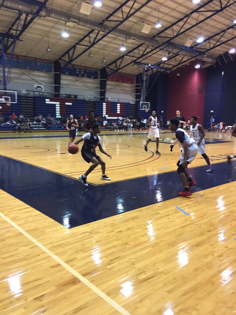 HoopJourneyHJ's tweet photo. @ShowtimeHoops 16u vs @TeamBreakdown 16u 🎥 @MiaSummerHoops #hoopjourney https://t.co/R4Sa39IYsg