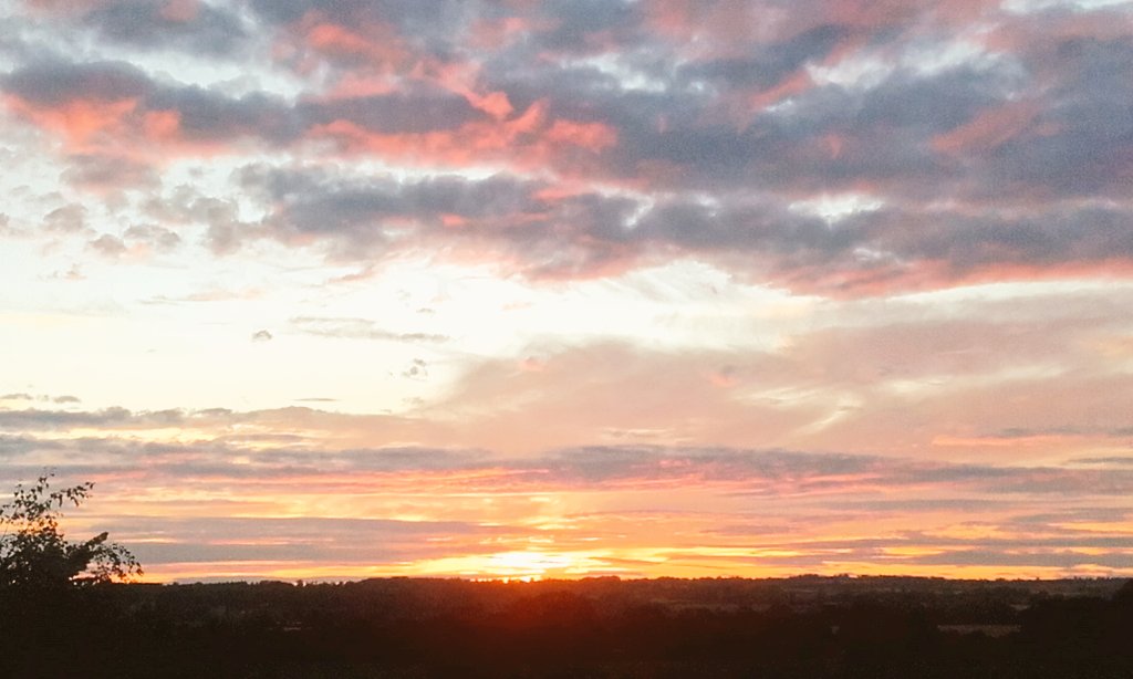 MarkRobCW's tweet image. Living the sunset here tonight...