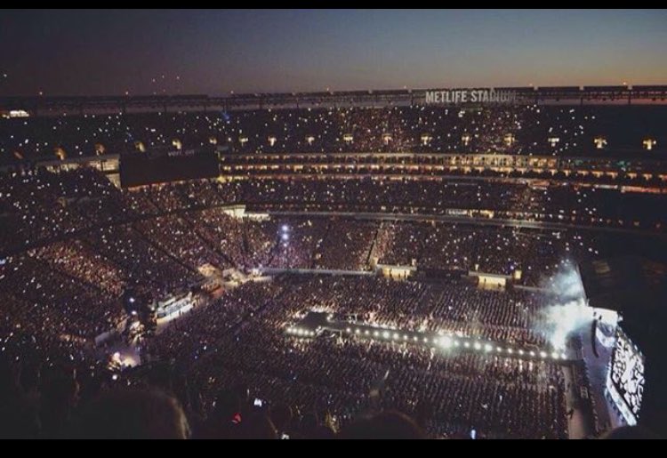 stylesprinces01's tweet photo. look at this picture and realize how much history we've made and history we're about to make #6YearsOf1D https://t.co/rq8tdfnMET