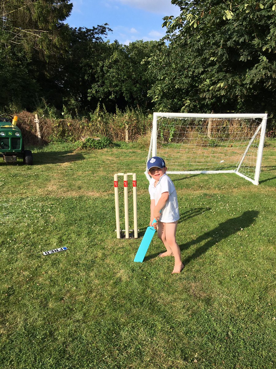 Fredsfowler's tweet photo. My first cricket "lesson" from Dad https://t.co/oVbDZXnkF5