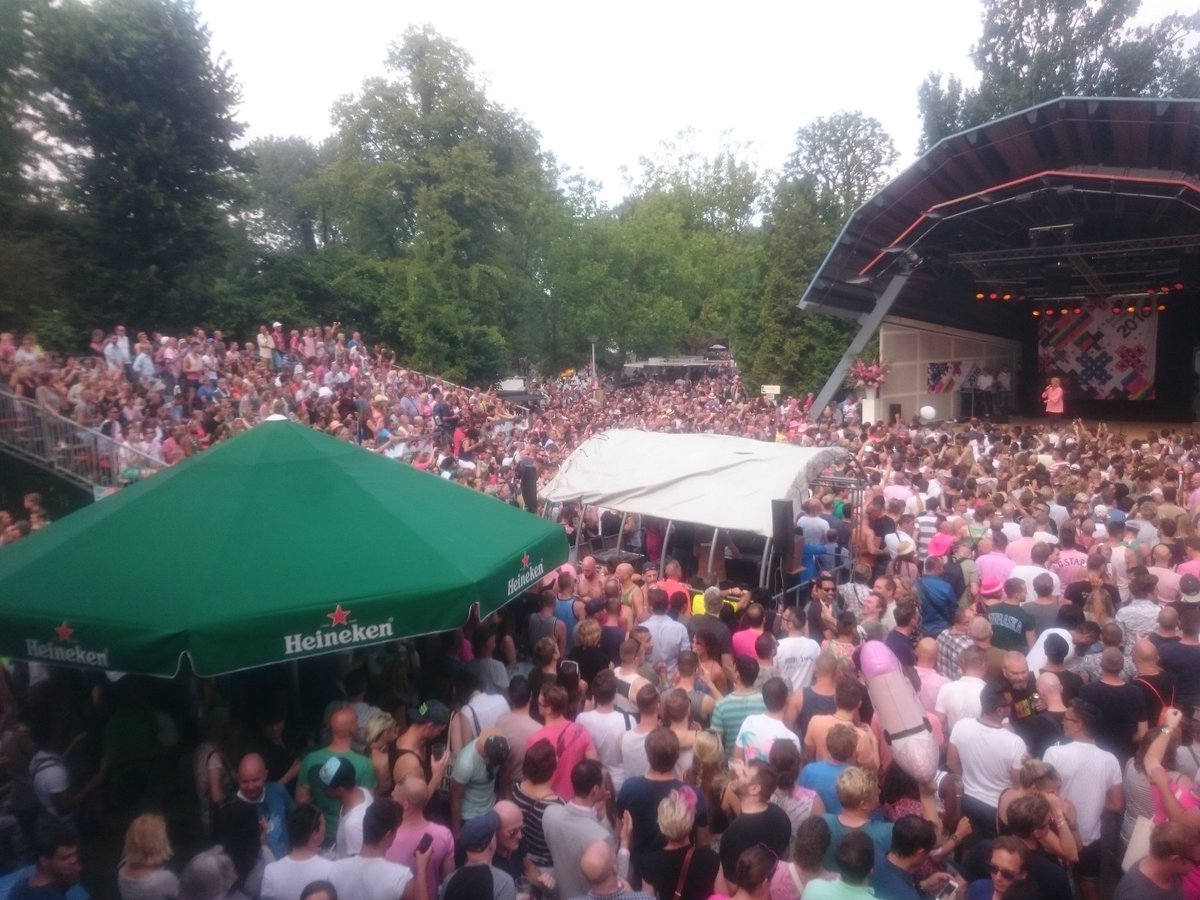 RoZaNed's tweet photo. Het drukste moment van de dag: Anita Meyer treedt op! #rozezaterdag https://t.co/S9TvhZQ6F0