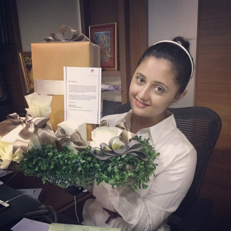 TheRashamiDesai's tweet photo. Thank you @MumbaiDutyFreeStore for this lovely hamper can't wait to use my card #MumbaiDutyFree #MDFSDeal https://t.co/HGSLoK2oPU