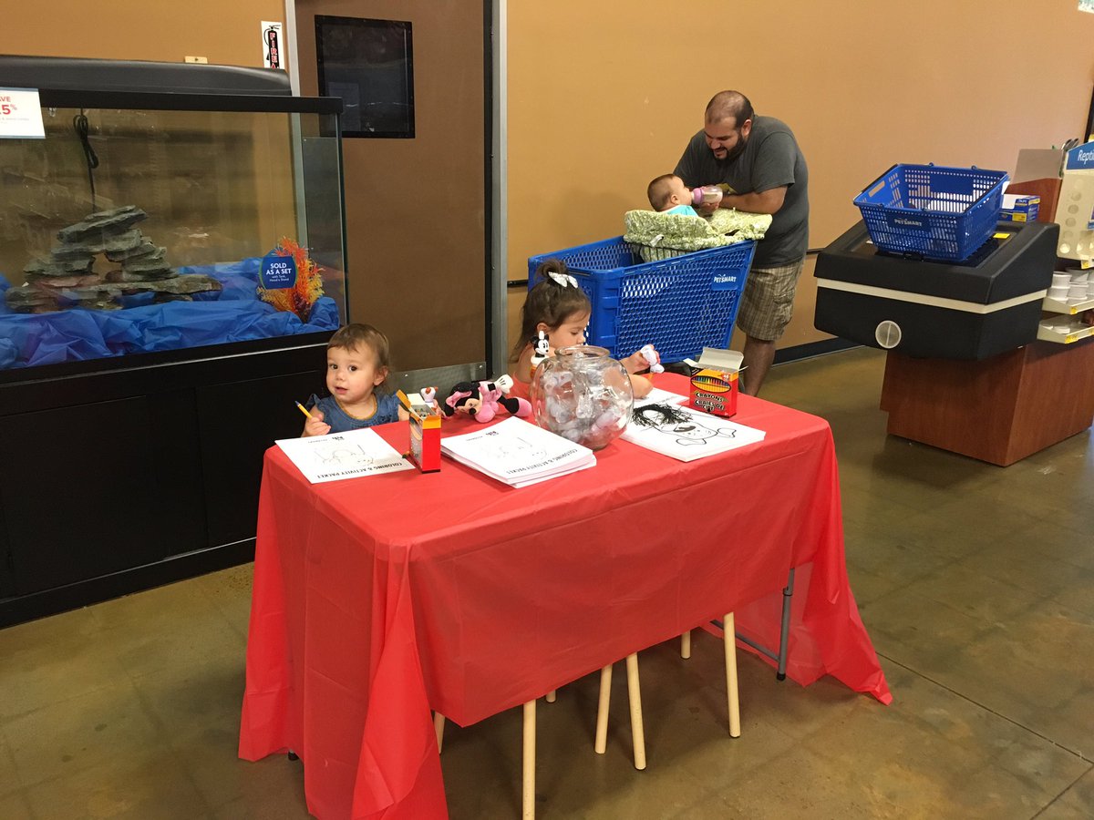 LVillePetSmart's tweet photo. We found max! Now to color!! #TheSecretLifeofPets #petsmartevents @pschneidernga @KristenReed2016 https://t.co/og2mrIH2Ar