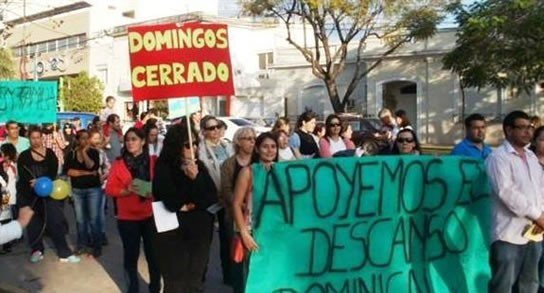 prensaobrera's tweet photo. Rosario: luchemos por el descanso dominical para los empleados de comercio #DomingoCerrado https://t.co/xOh4B0F3kB https://t.co/kqYumQe7k1