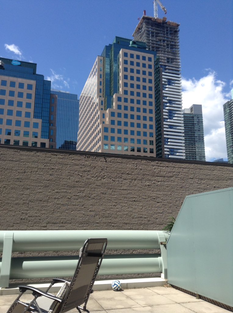 JamesMc02's tweet photo. Another day another absolute scorcher in Toronto #needacoldbeer https://t.co/ve6bhLvhDr