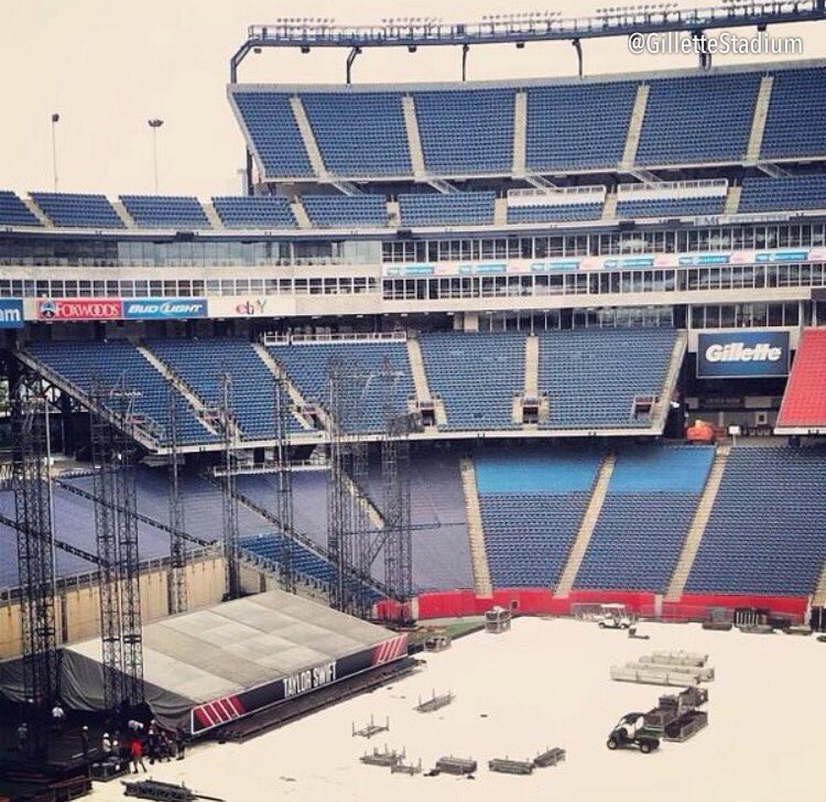 GilletteStadium's tweet image. @taylorswift13 3 years ago vs. 1 year ago today...

#REDTour
#1989WorldTour