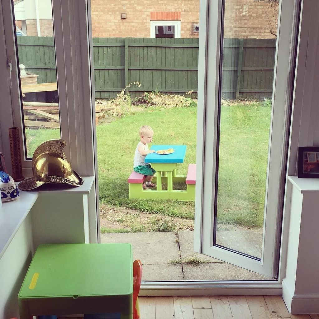 naklane's tweet photo. #tableforone #HugoJames #thelanesofcorby https://t.co/WAo9rUSjht https://t.co/YN8KgUyLQa