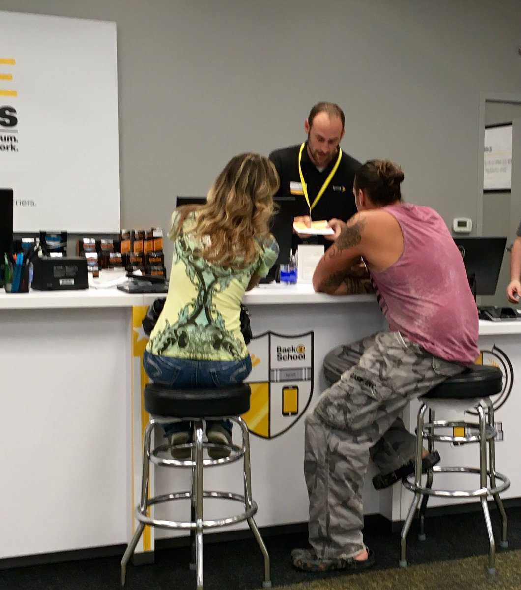 MinnNorthStar's tweet photo. While he isn't wearing a hat but @Wayzatarx7 is doing a world class referral and SPS pitch! https://t.co/JzDbl6rf28