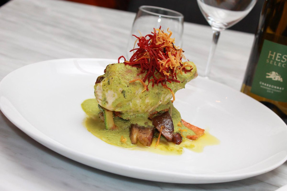 Pechuga Poblana | Rellena de queso Oaxaca y granos de elote, bañada con una exquisita salsa de chile poblano #LCDA