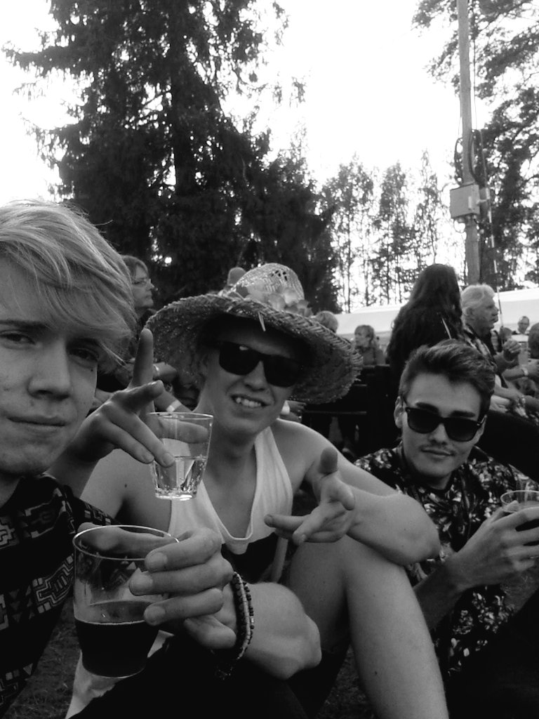 runawayzoo's tweet image. + we dont need no education + #weneedbooze #andweed #runawayzoo