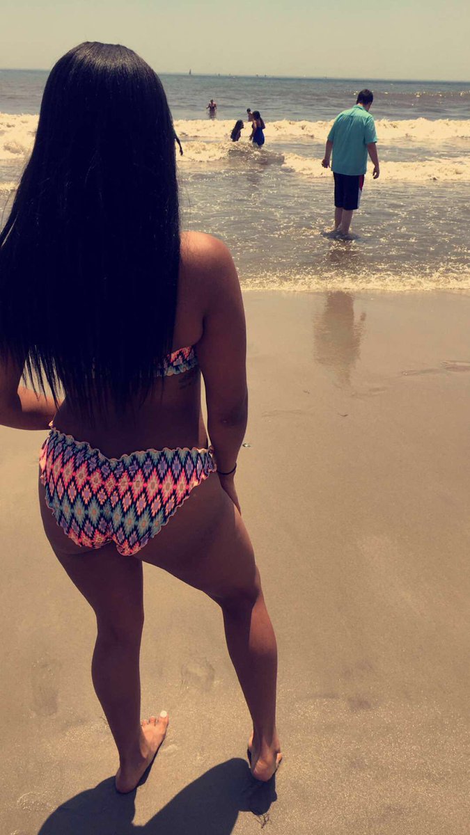 KPrettyxo's tweet photo. I brought sand to the beach cause my beach is better 😝😝😝 https://t.co/HHs43r9tEE
