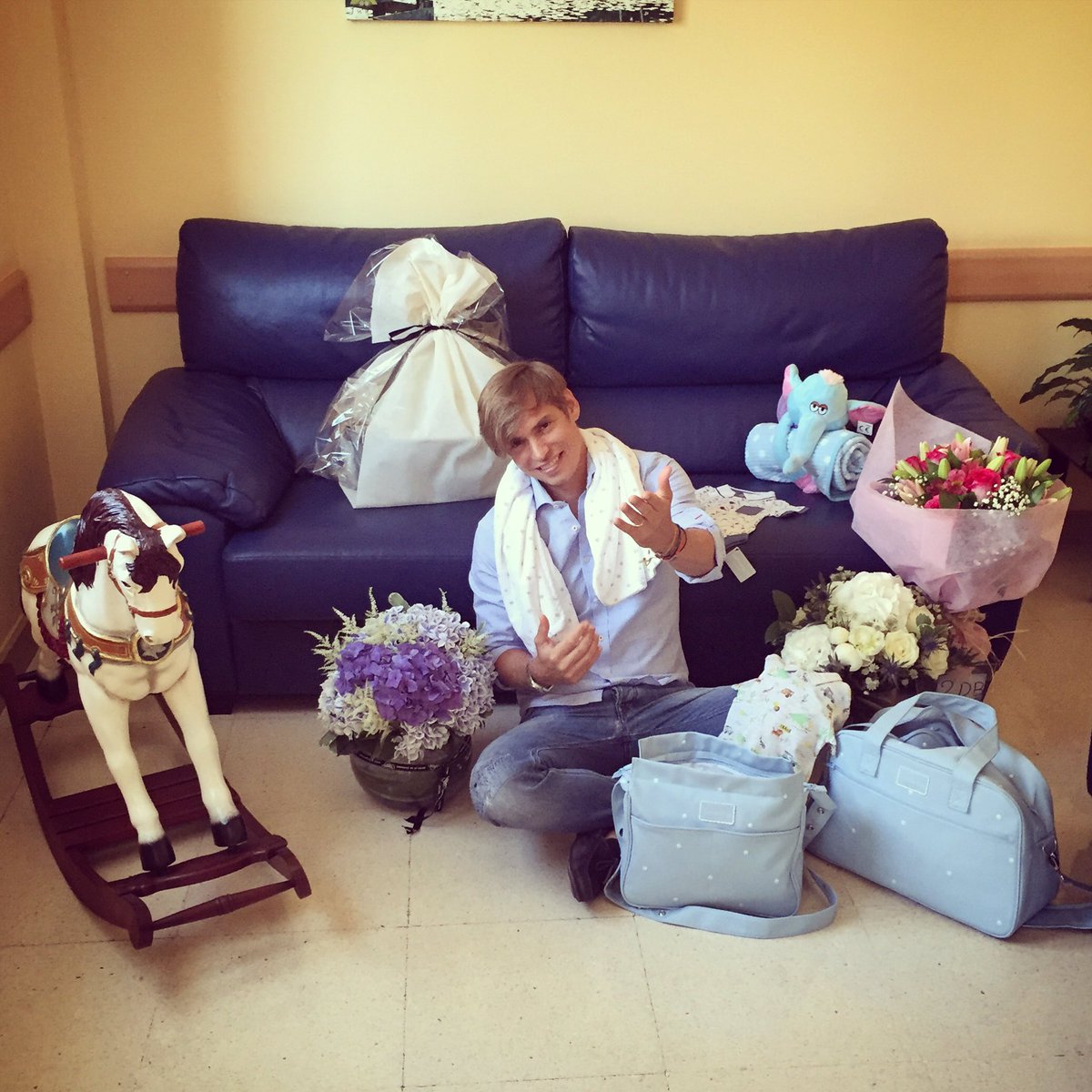 carlosbaute's tweet photo. Gracias fans, familia, amigos @ChocolatBabyEs por su detalles, cariños y lindos deseos para nuestro hijo #MarkussBK https://t.co/kW1sHX5QXQ