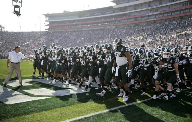 Sports_Wisdom_'s tweet photo. One day closer. Retweet if you are ready for the college football season! 🏈 https://t.co/GULGzugXR8