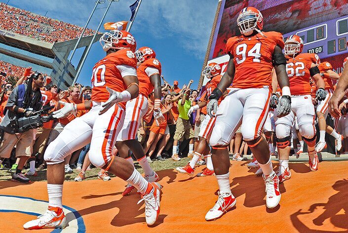 Sports_Wisdom_'s tweet photo. One day closer. Retweet if you are ready for the college football season! 🏈 https://t.co/GULGzugXR8