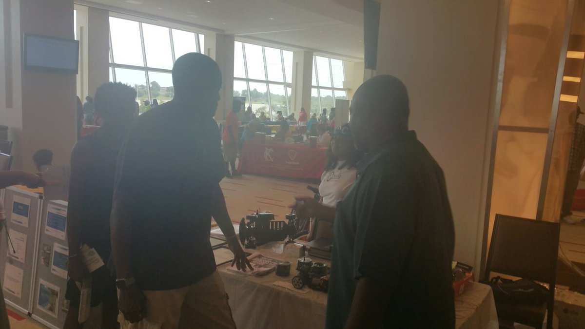 Robinson4kc's tweet photo. Bedell talks robotics #PHSF #Arrowhead #NSBE https://t.co/r7rNAGkxQd