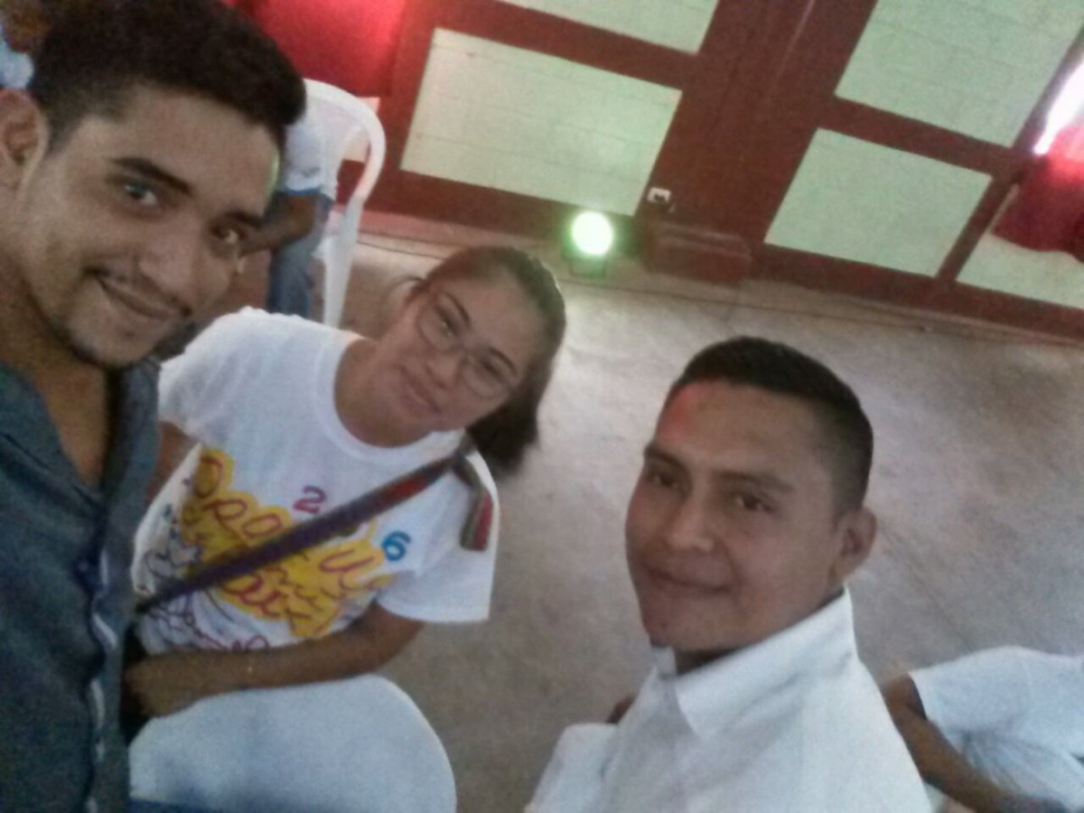 silva_harvy's tweet photo. congreso nacional #FES con mi amiga @lehanegarcia diciendo #QueVivanLosEstudiantes #VamosAdelante #SiempreMasAlla https://t.co/MOzZK9OffI