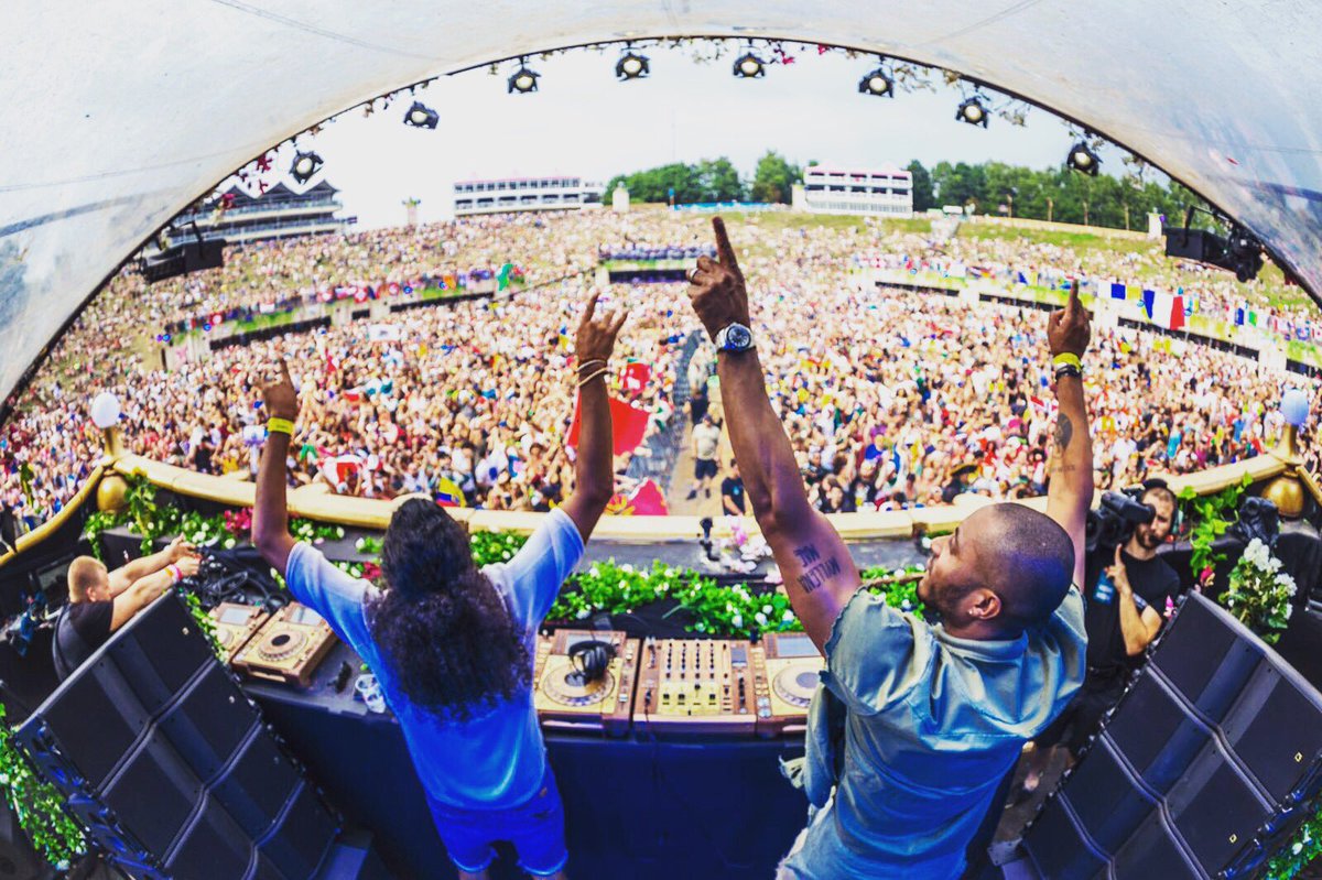SJ_RM's tweet photo. Thank you @tomorrowland 👯 https://t.co/f27vD5zyPc