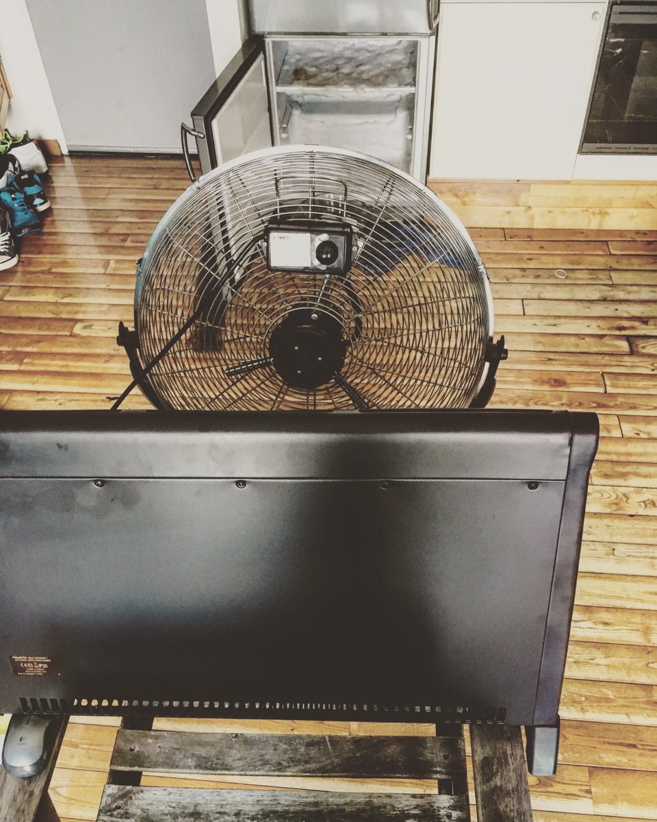 andr3i__'s tweet photo. #freezer #defrostig #diy #ishouldbeanengineer #foreal https://t.co/rNNwEAqlh5