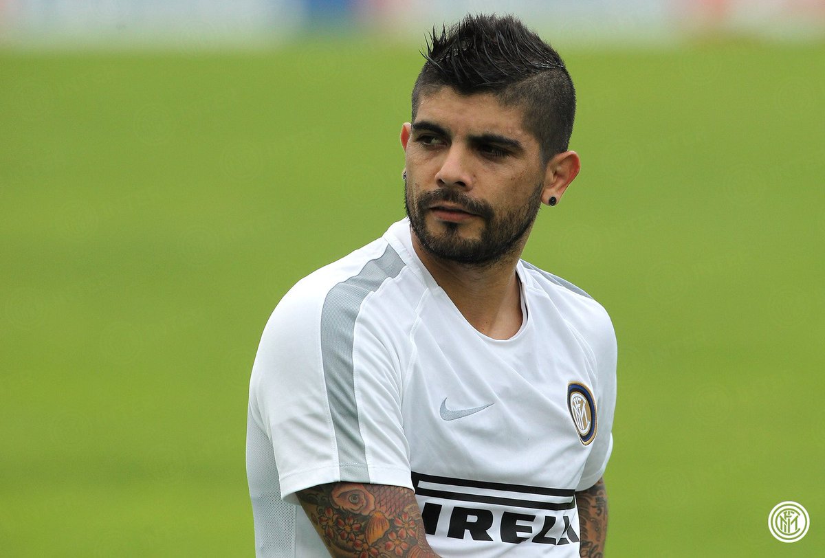 Inter tweet picture