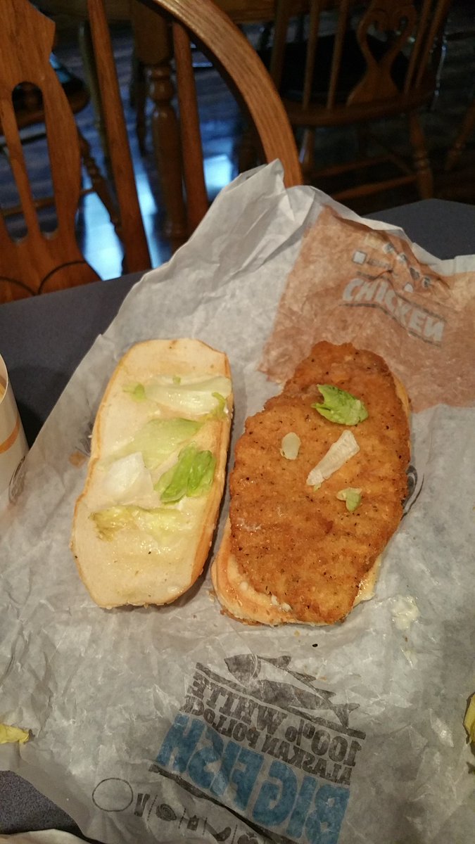 StickyBunzMN's tweet photo. @BurgerKing don't over do it on the lettuce! https://t.co/HOc9dNBasT