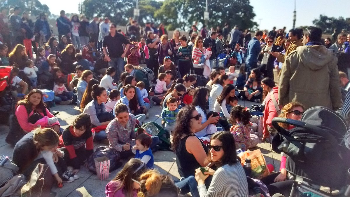 eugenio_maglio's tweet photo. Cientos de #rosarin@s en la #teteadamasiva en el Monumento https://t.co/JAmpNo88bF