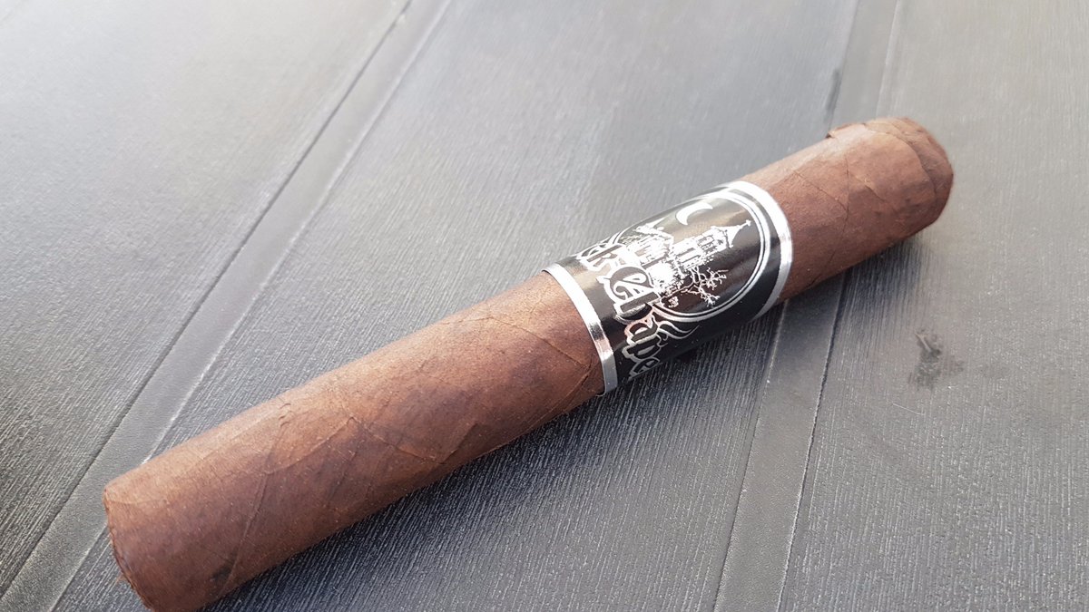 iROBUSTO's tweet photo. Trying this Evil Genius Cigar picked up by @T_Foxxx at CATSFEST Thanks! https://t.co/M5Hg41fZCI