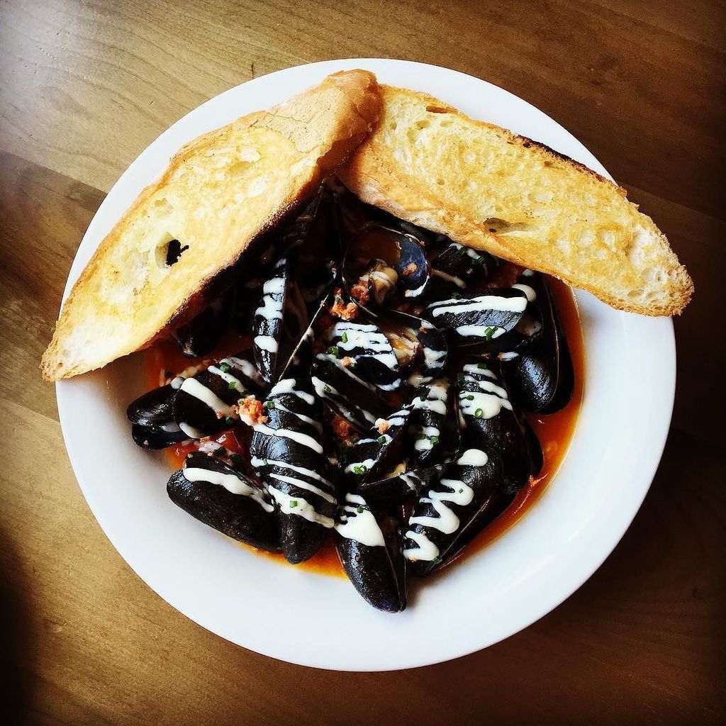 MegLSU's tweet photo. Mussels on #sullivansisland #obstinatedaughter #charleston #southcarolina https://t.co/ThR9Hangu8 https://t.co/desEIRBges