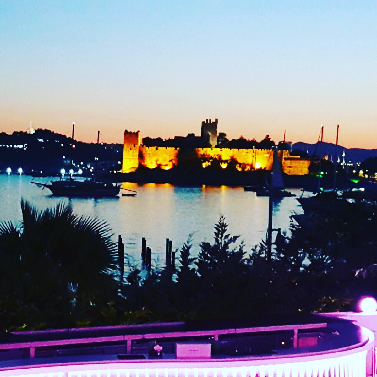 HalikarnasTC's tweet photo. Bodrum Halikarnas Club'tan iyi akşamlar. Bu gece DJ SERDAR AYYILDIZ ile birlikteyiz. Sizleri de bekliyoruz. #bodrum https://t.co/bpCvfHhuHr