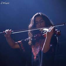 أعزفي منظومة الحزن الأكيد 
غنّي أبياتي ترا فيها حزن 

مو جديد إنّي كتبتك بالقصيد
الجديد احتاج لي ضمّ و حضن