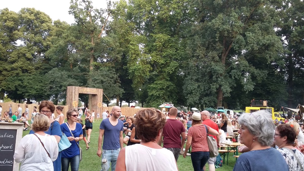 Lekker druk op 500 m van mijn huis <a href="/etenoprolletjes/">Eten op Rolletjes</a> #worp #deventer
