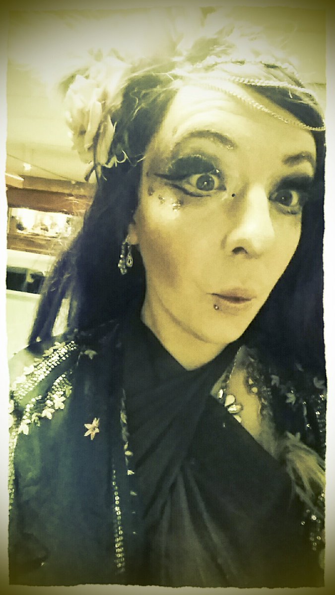 Pre-show selfie @LBDukeofYork lovin prosecco <a href="/MaisieMartini/">Maisie Martini</a> # harrogate burlesque #showgirl #cabaret <a href="/harlowhillclub/">harlowhillclub</a>