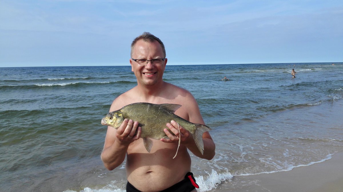 danielxx74's tweet photo. Jest! Mój pierwszy, morski Pan Leszcz :) 48 cm https://t.co/0zhJ6v7yK0