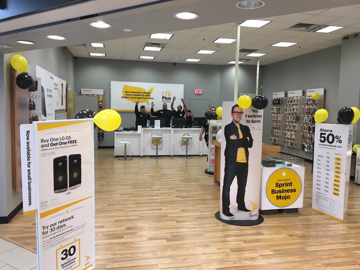BrentSenneff's tweet photo. Come by the Aurora mall Sprint store for great deals and cold drinks to cool off! @TCAurora @phncntking @ericfastvp https://t.co/h2z3B20CX8