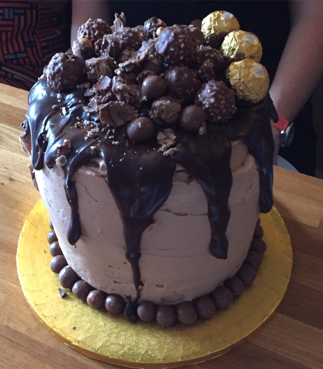 TLRKitchen's tweet image. 30th birthday cake for a chocolate lover 💜💜#fererrorocher #drizzlecake #chocolate #nutella
